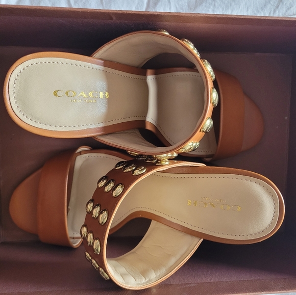 Coach Sandels - Picture 3 of 8